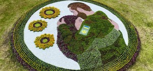 У Києві до Дня міста з'явилася велика кількість інсталяцій із квітів - фото