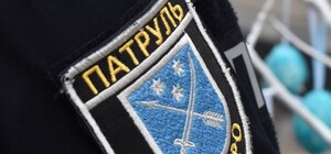 У Дніпрі патрульні врятували вороненя