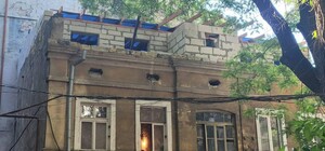 В центре Одессы сносят незаконный этаж 