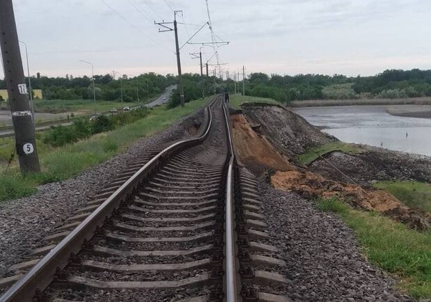 В Днепропетровской области просел участок с железнодорожным полотном - 