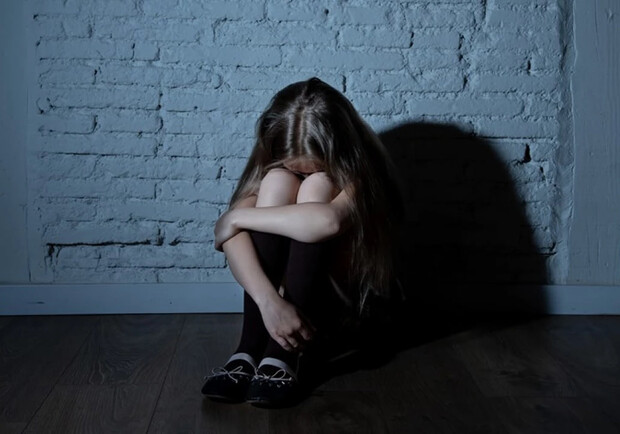 В Днепропетровской области мужчина изнасиловал 12-летнюю девочку - 