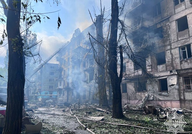 Люди стрибали з балконів, аби врятуватися: відео перших хвилин після удару по Кривому Рогу - 