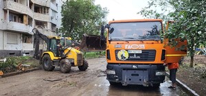 Коммунальщики ликвидируют последствия теракта в Одессе