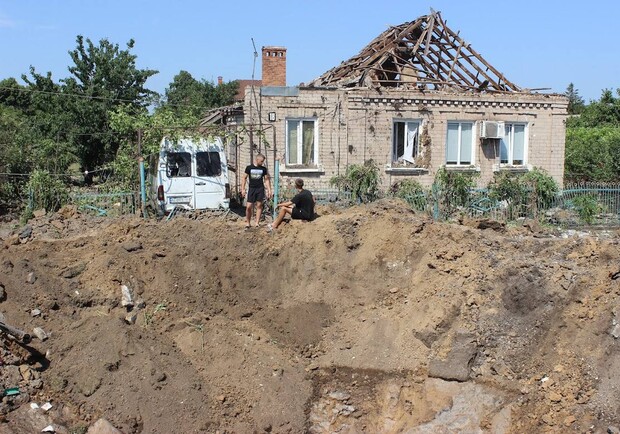На месте ракетного удара в Криворожском районе образовалась 25-метровая воронка - 