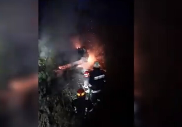 В Днепропетровской области автомобиль взлетел в кювет и загорелся – 