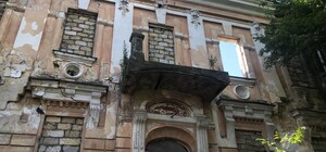 Прошла эпоха: в одесском парке Шевченко сносят роддом