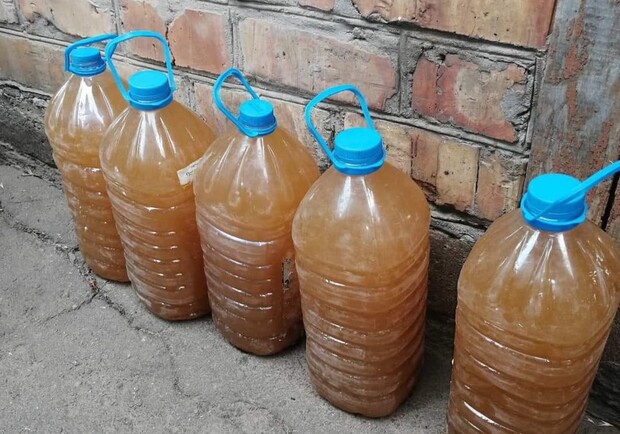 Скандал у Нікополі: люди у спеку годинами стоять за коричневою водою у пляшках - 
