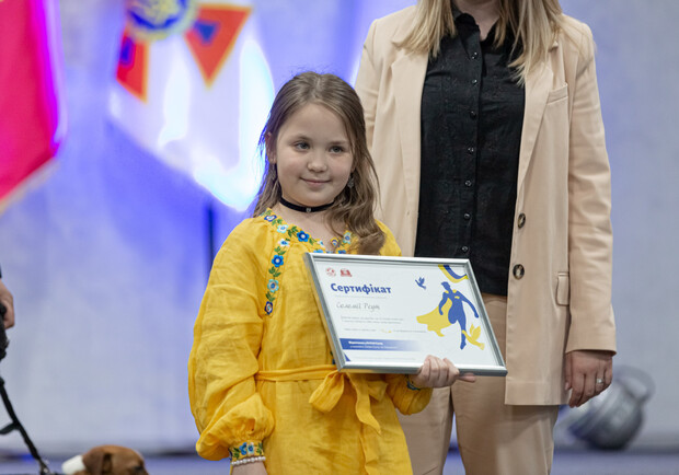 Семирічна дівчинка з Дніпра отримала нагороду від МВС - 