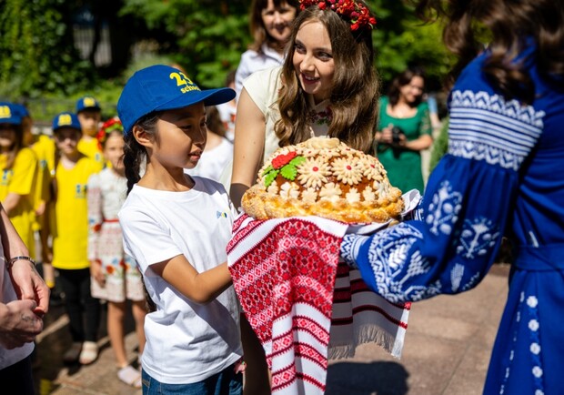  10-річна японська волонтерка приїхала в Дніпро - 