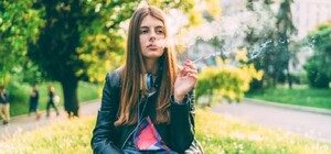 Жителей Запорожья штрафуют за курение в неустановленных для этого местах