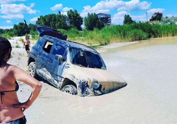 У Дніпропетровській області джип потонув у піску на пляжі - 