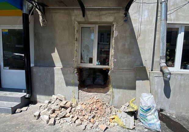 У Дніпрі власник кафе незаконно прорубав двері в будинку - 