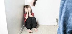 В Запорожье женщина избила маленького сына и оставила его одного на улице