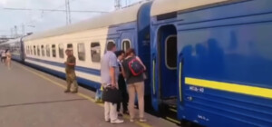 На вокзалі у Дніпрі зворушливо підтримали одеситів, які постраждали від обстрілів