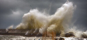 В Одессе во время шторма в море погибли два человека: еще одного подростка ищут