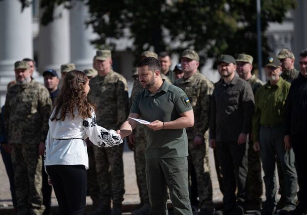 Президент Украины вручил паспорта дочерям героев Украины из Днепропетровской области - 