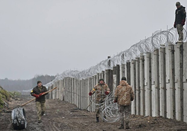 Білоруські служби допомагають мігрантам перетнути кордон - 