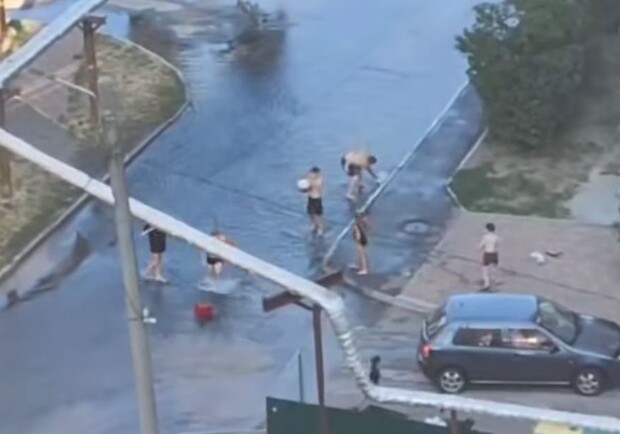 В Днепре на улице Сухомлинского уже больше суток из-под асфальта течет река - 