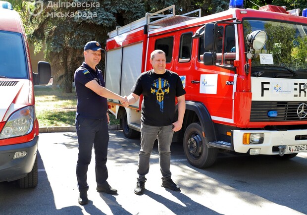 Дніпро доправив рятувальникам пожежну машину та спецавто для тварин – їх місто отримало від німецького Кельна - 