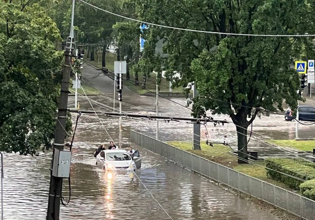 В Днепре затопило улицы: машины "плывут" по дорогам города - 