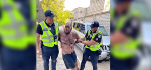 В Одессе пьяный водитель сбежал от полиции, устроил несколько ДТП и хотел наехать на копа (видео)