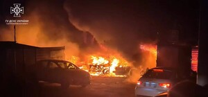 Горіли машини: рано вранці у Дніпрі на приватній парковці сталася пожежа