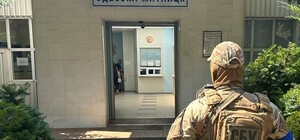 СБУ затримала нечистих на руку робітницю податкової та митника в Одесі
