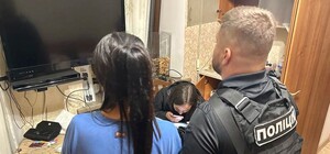 В Одесі затримали сутенерку, яка торгувала дівчатами через телеграм (відео)