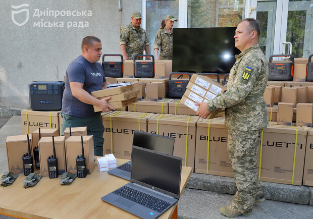 Допоможе у спостереженні за ворогом: Дніпро передав оборонцям чергову велику партію техніки - 
