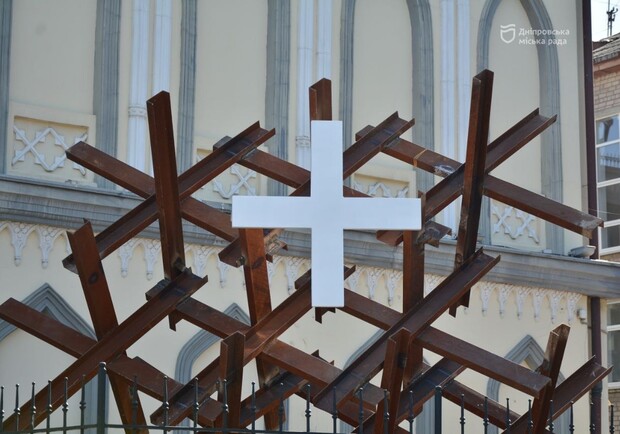 В Днепре ко Дню защитников и защитниц открыли инсталляцию "Крест ВСУ" - 