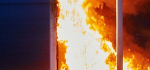 В Киеве возмущенный бывший поджег дверь дома