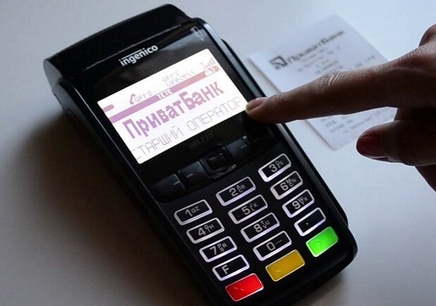 Збій у ПриватБанку: люди не можуть розрахуватися карткою на касах 