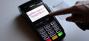 Сбой в ПриватБанке: люди не могут рассчитаться картой на кассах