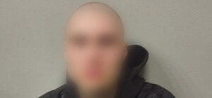 19-летний парень украл у подростка телефон возле метро 