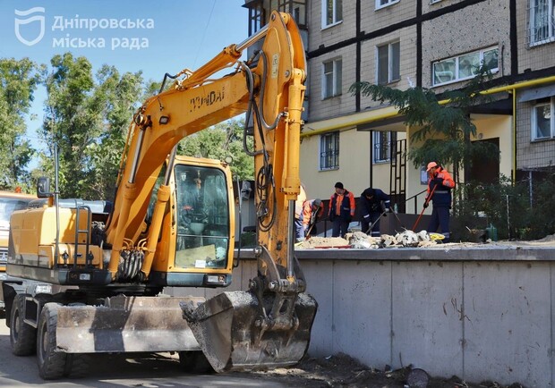 "Буде тепер чисто, зручно і акуратно": мешканці найдовшого у Дніпрі будинку розповіли про ремонт у своїх дворах