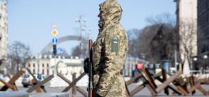 На киевском блокпосту военный открыл огонь по автомобилю