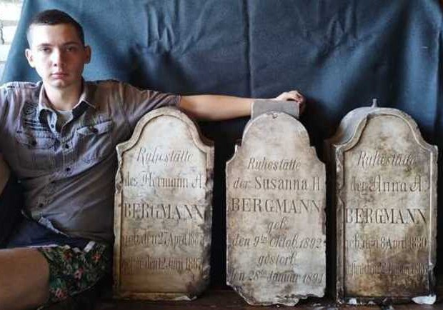 В Днепропетровской области нашли старинные надгробия детей из немецкой семьи - 