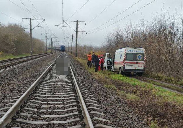 У Кам'янському двоє залізничників потрапили під потяг - 