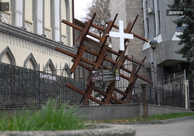 У Дніпрі біля міськради встановили інсталяцію "Хрест ЗСУ". 