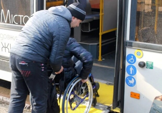 В Кривом Роге наказали водителя троллейбуса, который не помог пассажиру на инвалидной коляске - 