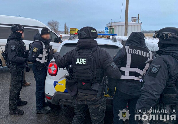 Пользовались сломанным драгером: в Павлограде полицейские брали взятки на блокпостах - 