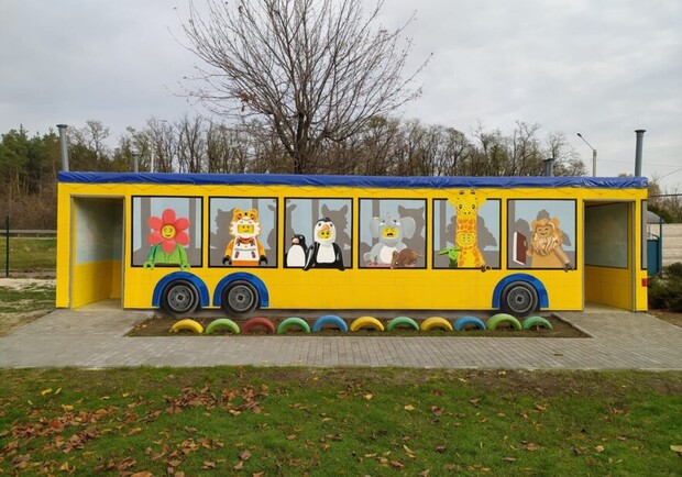 На Дніпропетровщині з мобільного укриття зробили казковий автобус, 