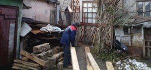 Під час негоди в Одесі фронтон двоповерхового будинку впав на інший будинок: будівлі вже ремонтують