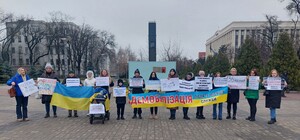 Вимагали демобілізацію: у Дніпрі родини військових вийшли на вулиці міста