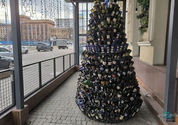 В центре Днепра «выросла» елка из винных бутылок 