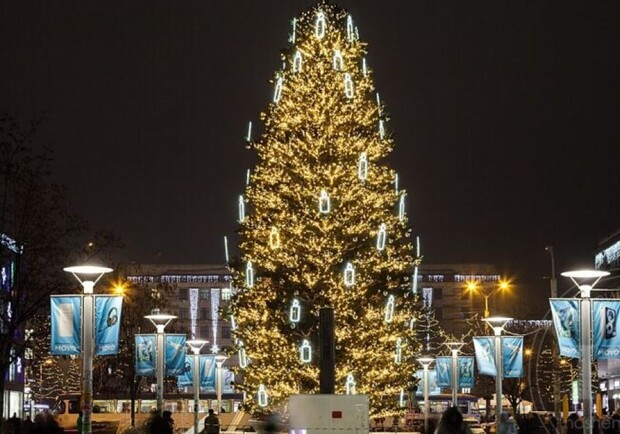 Три новорічні ялинки та фотозона: як Дніпро готується до зимових свят 