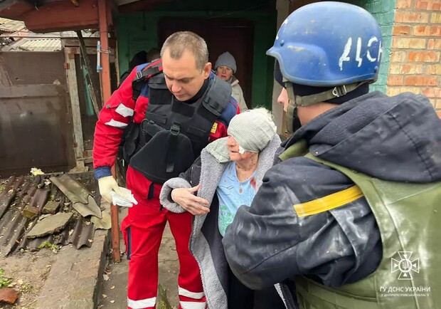 Госпитализировали 86-летнюю женщину: враг в очередной раз обстрелял Никополь 