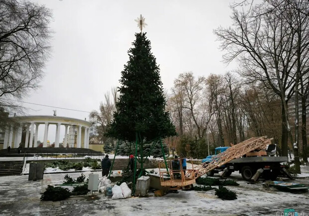 Высотой более 10 метров: в Днепре устанавливают новогоднюю елку 