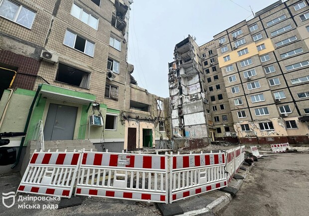 В Днепре начали подготовку к демонтажу двух подъездов дома на Набережной Победы, 118, разбитых российской ракетой 