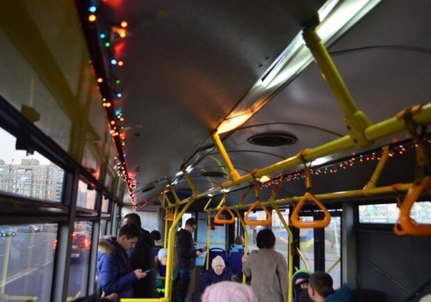 В Днепре по городу ездит троллейбус, украшенный новогодними символами - 
